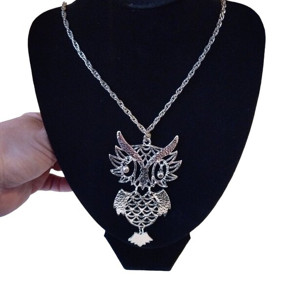 SILVER TONED OWL PENDANT NECKLACE ARTICULATED VINTAGE LARGE RHINESTONE EYES J12 - Picture 1 of 6